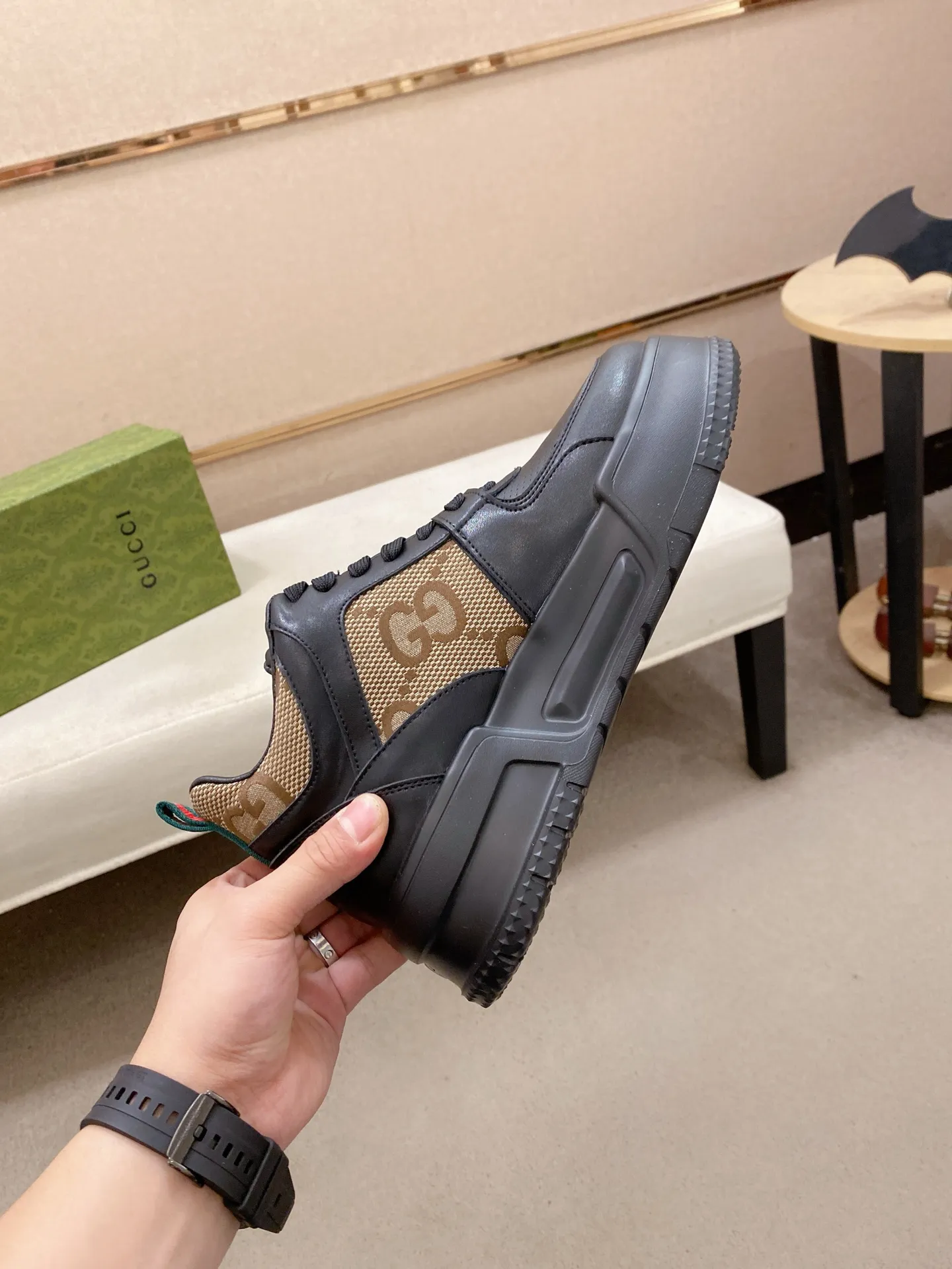 Factory price: 442💰 (GUCCI) The latest model from the official website🎁🎁Casual and fashionable men's shoes👟, hot style💥The style is simple and elegant, exclusive for trendy men. Unique official website's latest brand elements👑original Gucci decoration, fashionable and generous, the fabric is original cowhide ✅sheepskin lining, the official website specifies wear-resistant casual outsole, the classic model is taken in kind at the counter🎬38-44 (can be customized for 45 non-refundable)